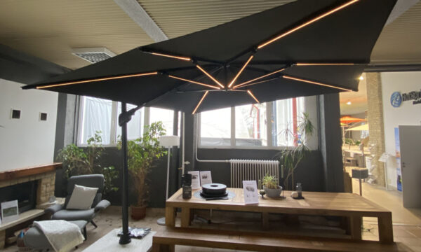 Jardinico Marbella Delux led napernyő világítással a Gardentrend bemutatóteremben