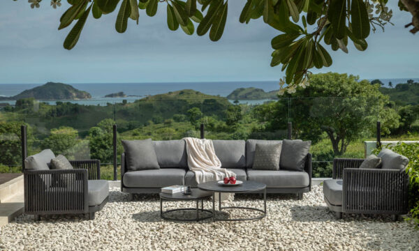 Jati Kebon Bonito kültéri bútor garnitúra a kertben