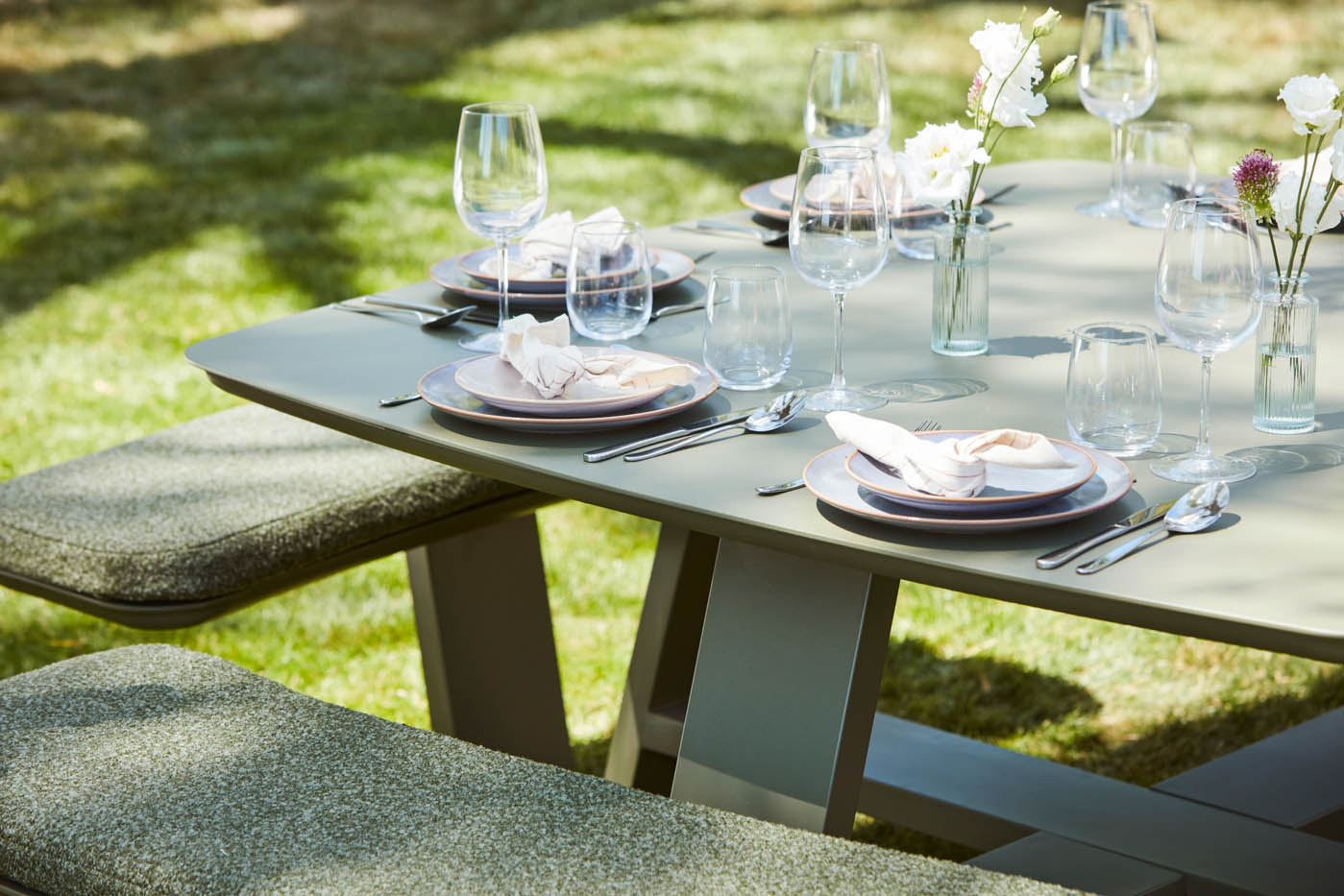 Squadro piknikasztal megterítve