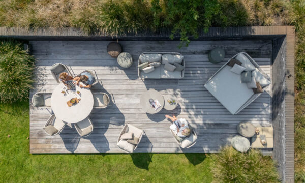 Fortuna prémium kerti bútor garnitúra Dune mat színben a napsütötte teraszon felülnézetben