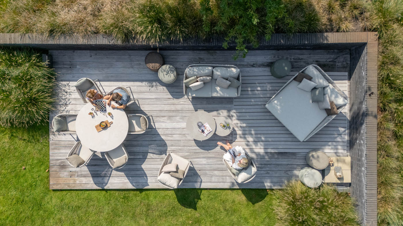 Fortuna prémium kerti bútor garnitúra Dune mat színben a napsütötte teraszon felülnézetben