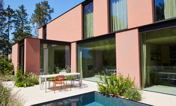 Jati Kebon Gusto étkező karosszék kollekció a teraszon