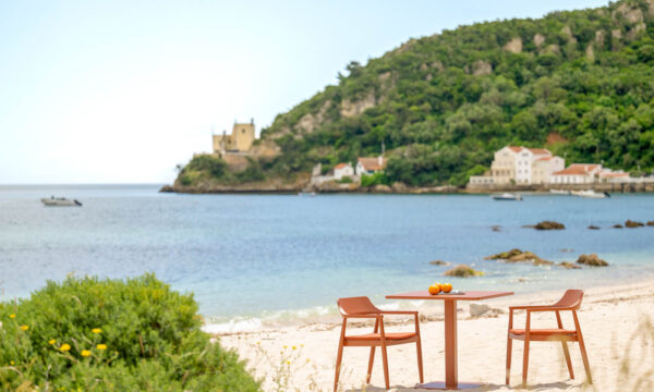 Tofino karosszékek Rust Mat színben a tengerparton